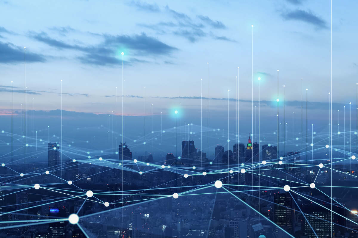 تعزيز البنية التحتية والاتصالات: حلول تقنية مبتكرة لقطاع الأعمال